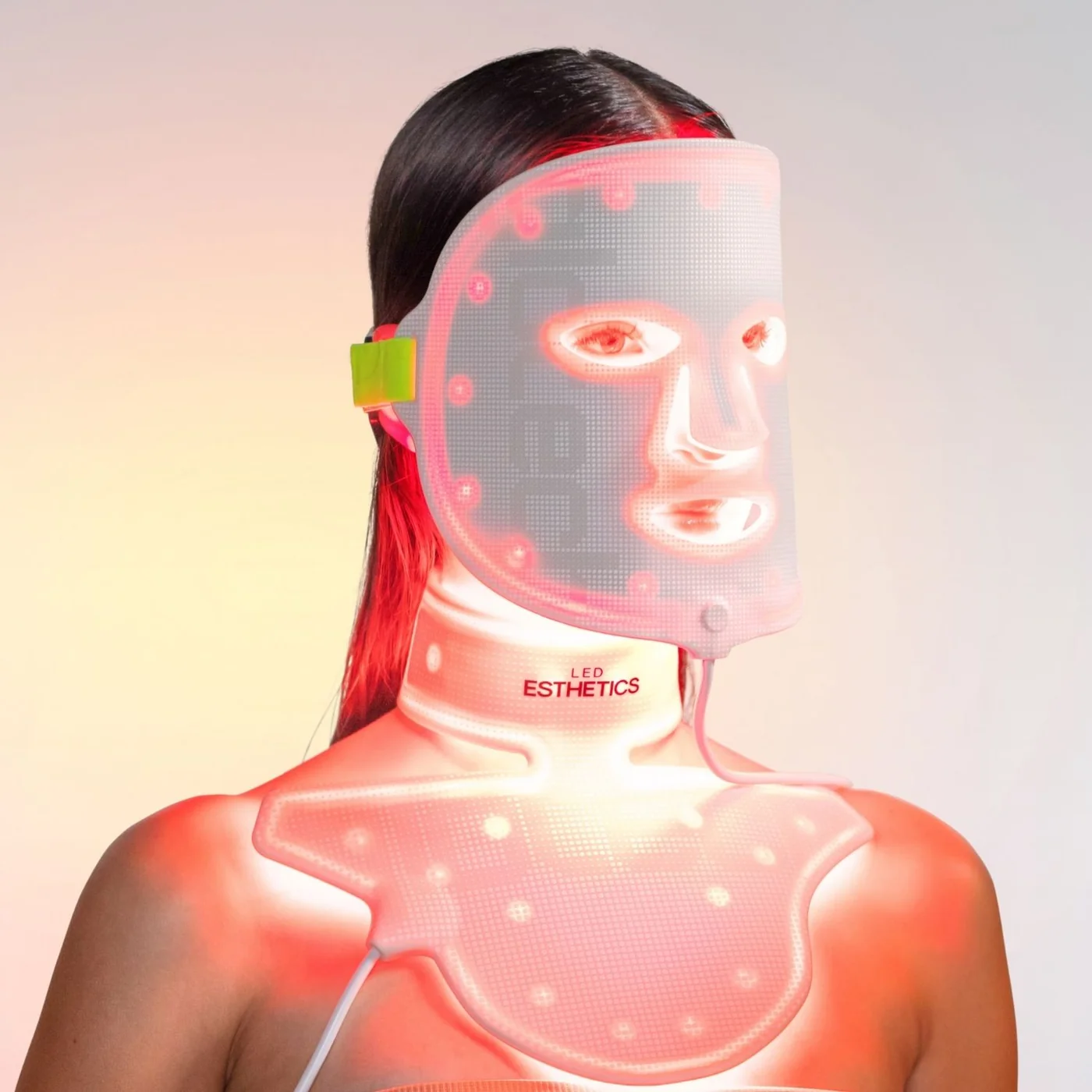 Mulher usando a máscara do rosto e o painel do peito ao mesmo tempo